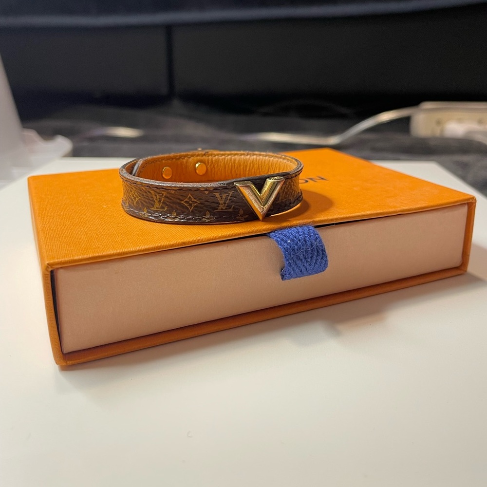 Louis Vuitton essential V bracelet